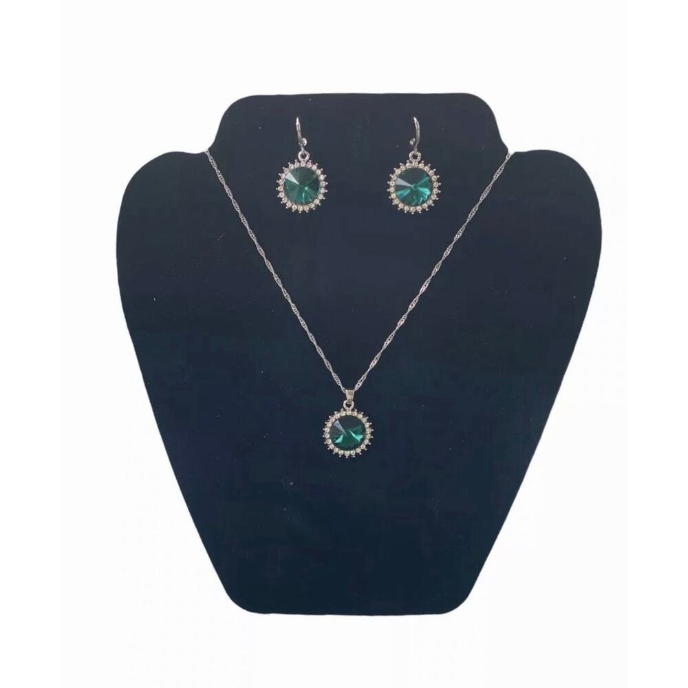 NWOT Emerald Green Crystal Necklace & Earrings Silver Tone Set